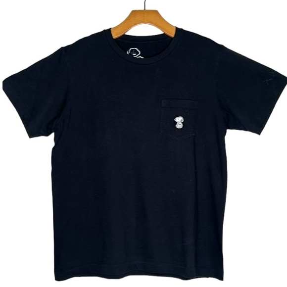 Uniqlo X Kaws X Peanuts Snoopy Patch Black Pocket Short Sleeve Tee Shirt Small - Picture 1 of 8